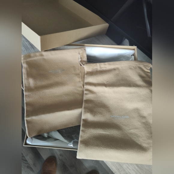 Michael Kors Collection Gabrielle Runway Leather US7.5 New In Box - Picture 8 of 10